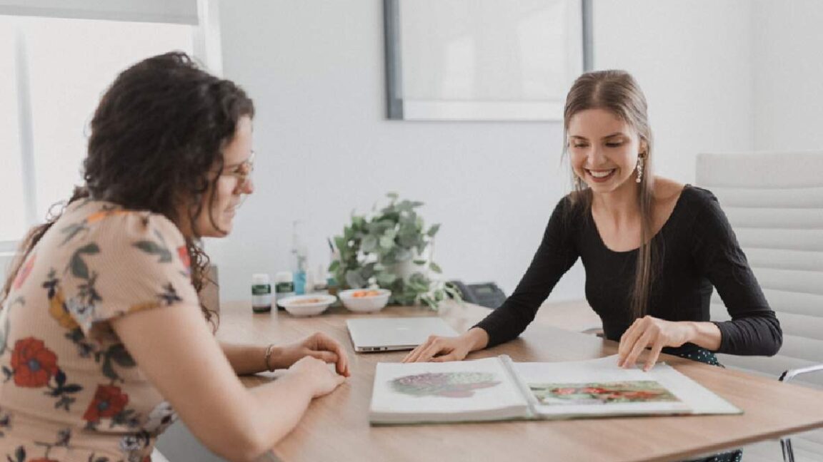 What Is A Holistic Dietitian, Why Work With One & How to Choose_