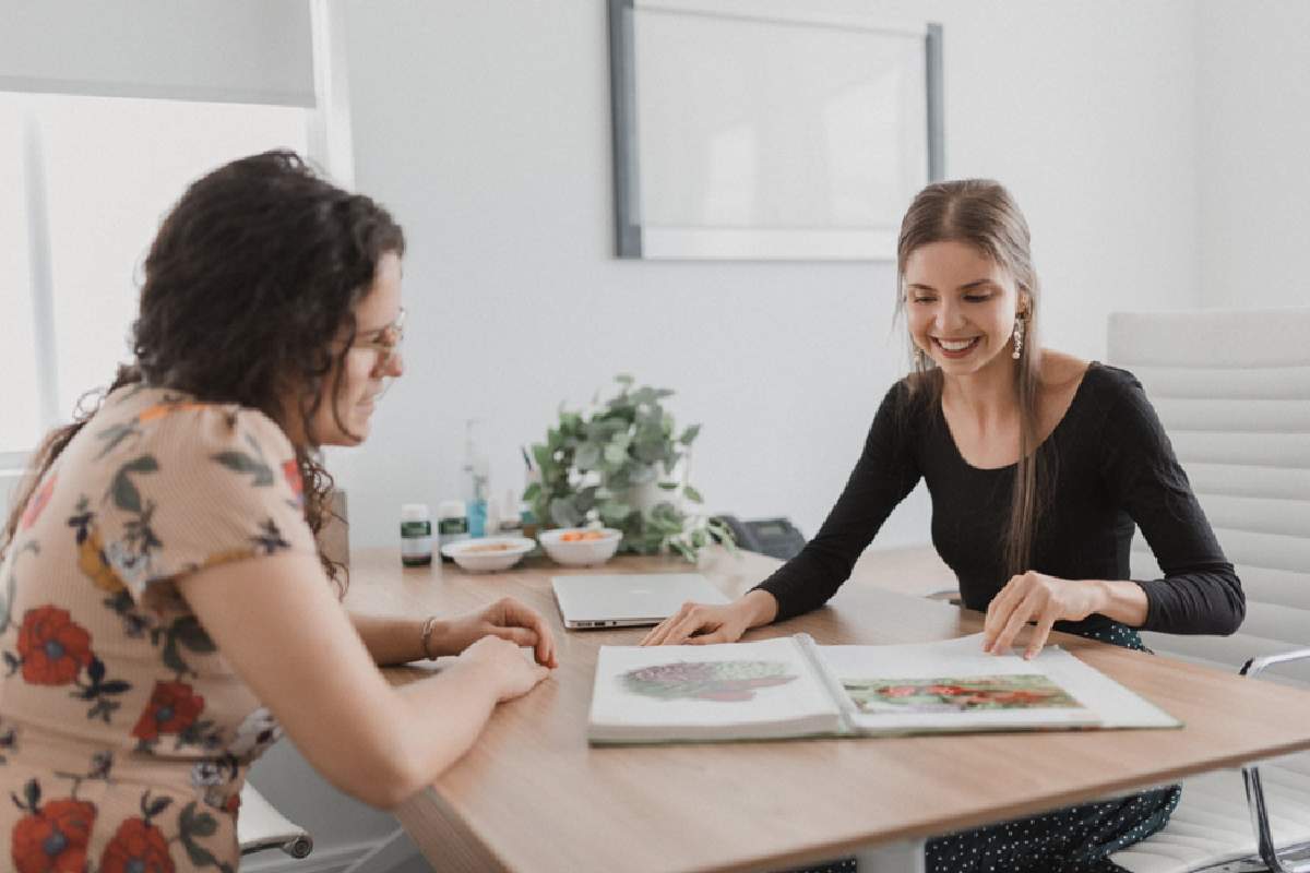 What Is A Holistic Dietitian, Why Work With One & How to Choose_