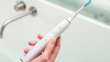 ARE RECHARGEABLE TOOTHBRUSHES WORTH THE BUZZ? HERE’S WHAT TO KNOW 